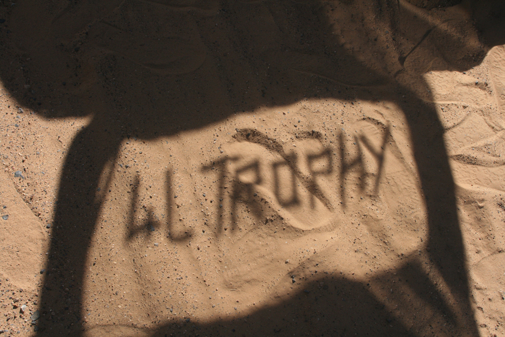 4L Trophy, Equipage 648, reflet de la lunette arrière dans le sable