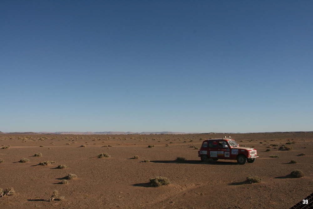 4L Trophy, Equipage 648, en plein milieu du désert, seul au monde